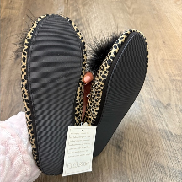 Leopard Print Slippers with Black Fur - Picture 4 of 4